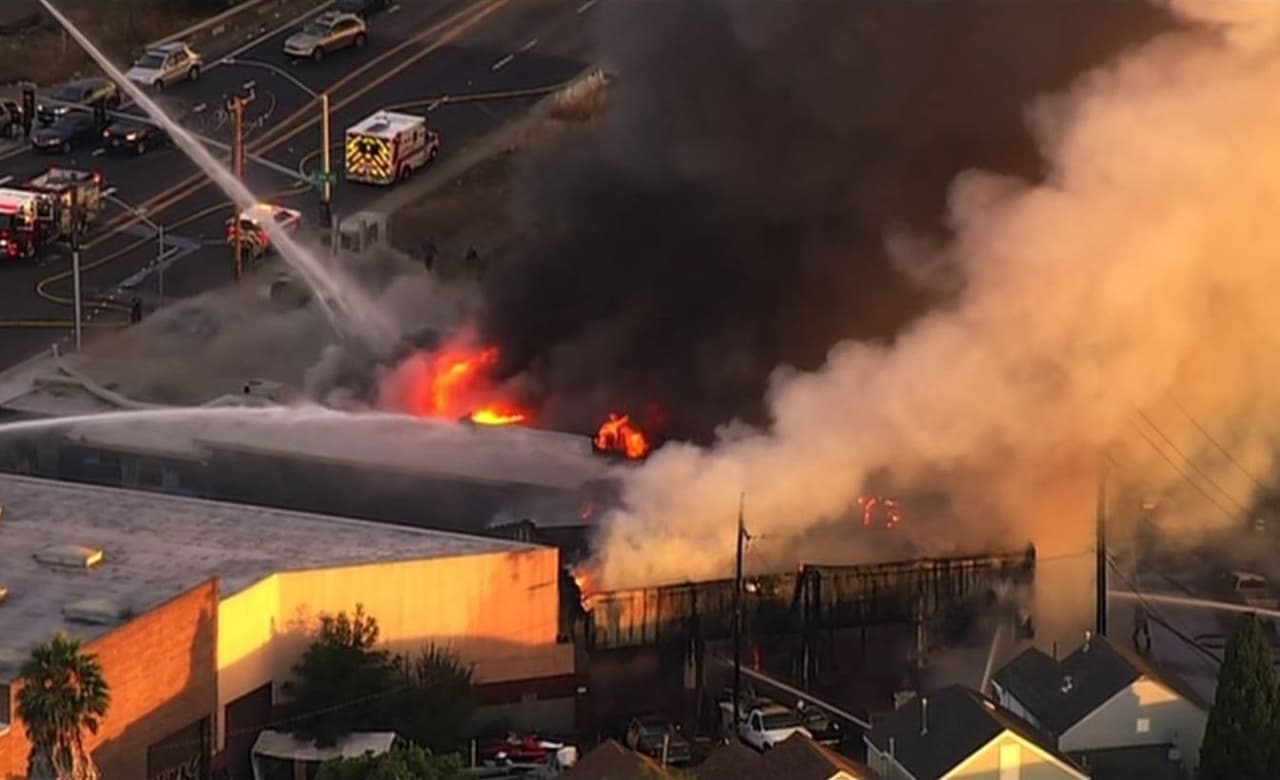 Pese a que la columna de humo se podía ver desde distintos puntos de Oakland, el jefe de bomberos confirmó que ninguna persona resultó herida durante la conflagración. A diferencia del 'Ghost Ship', esta bodega era utilizada por 37 artesanos pero nadie vivía en el lugar.
