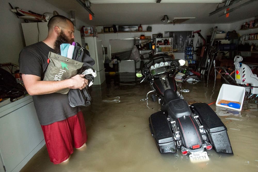 Un residente observa cómo ha quedado el garaje donde guardaba sus pertenencias, entre ellas una motocicleta.