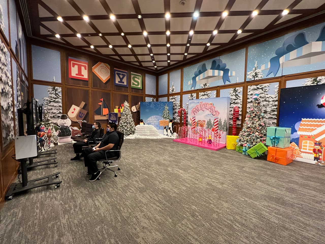 Para obtener más información sobre el programa completo de actividades navideñas, visita 
<a href="https://www.paleycenter.org">https://www.paleycenter.org</a>