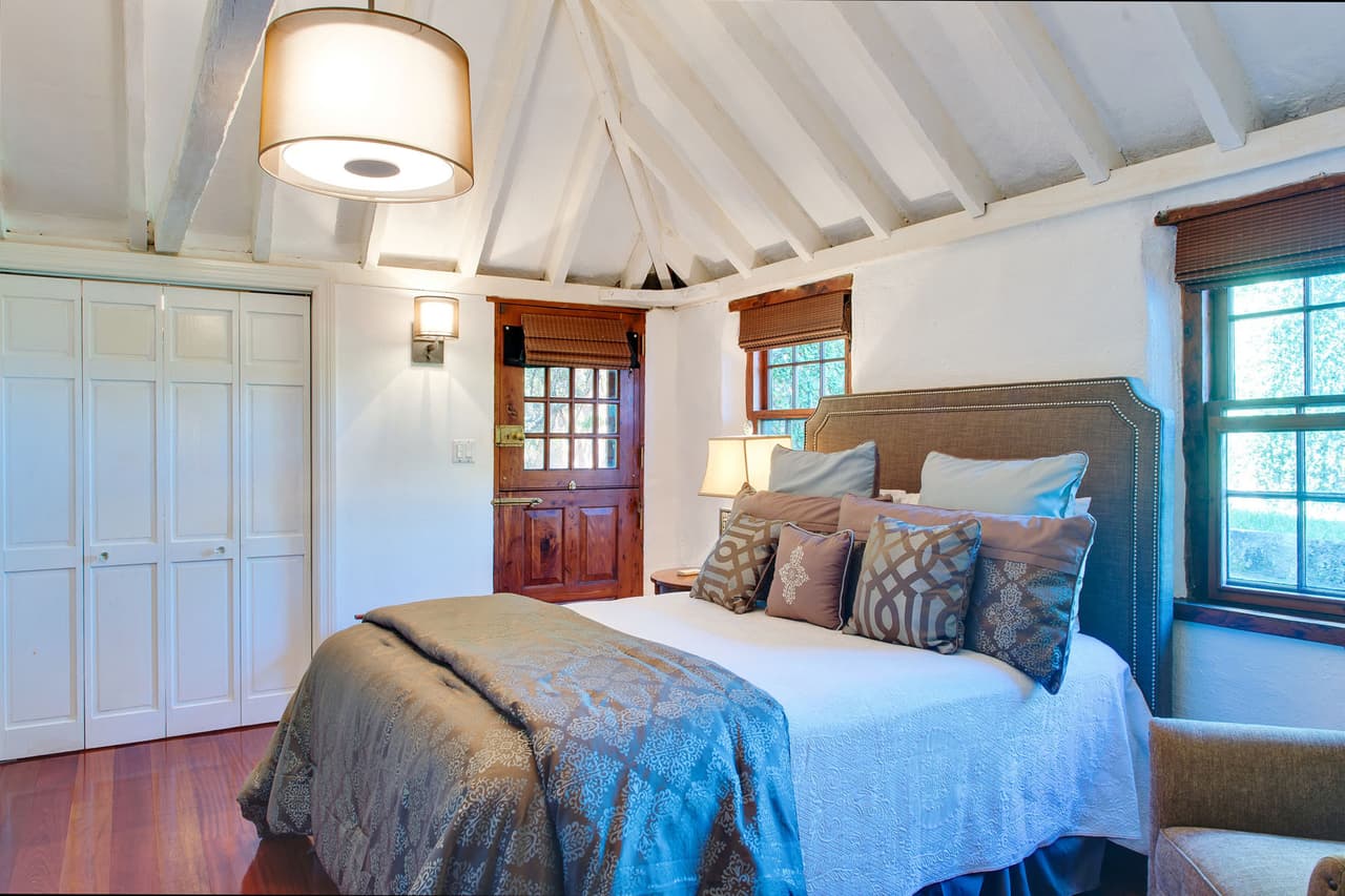 La casa principal también cuenta con un sótano donde se encuentra el gimnasio con baño y sauna.