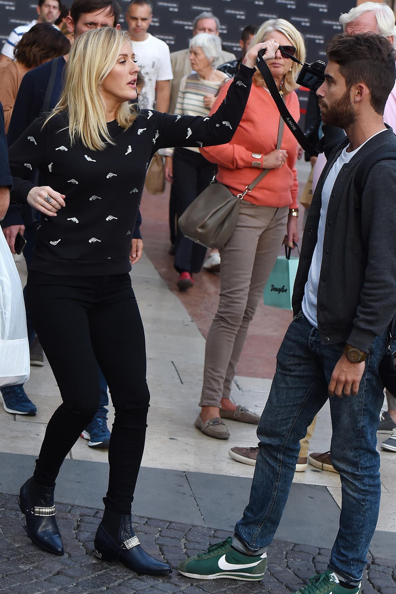 Y así intentó despojar a uno de su cámara.