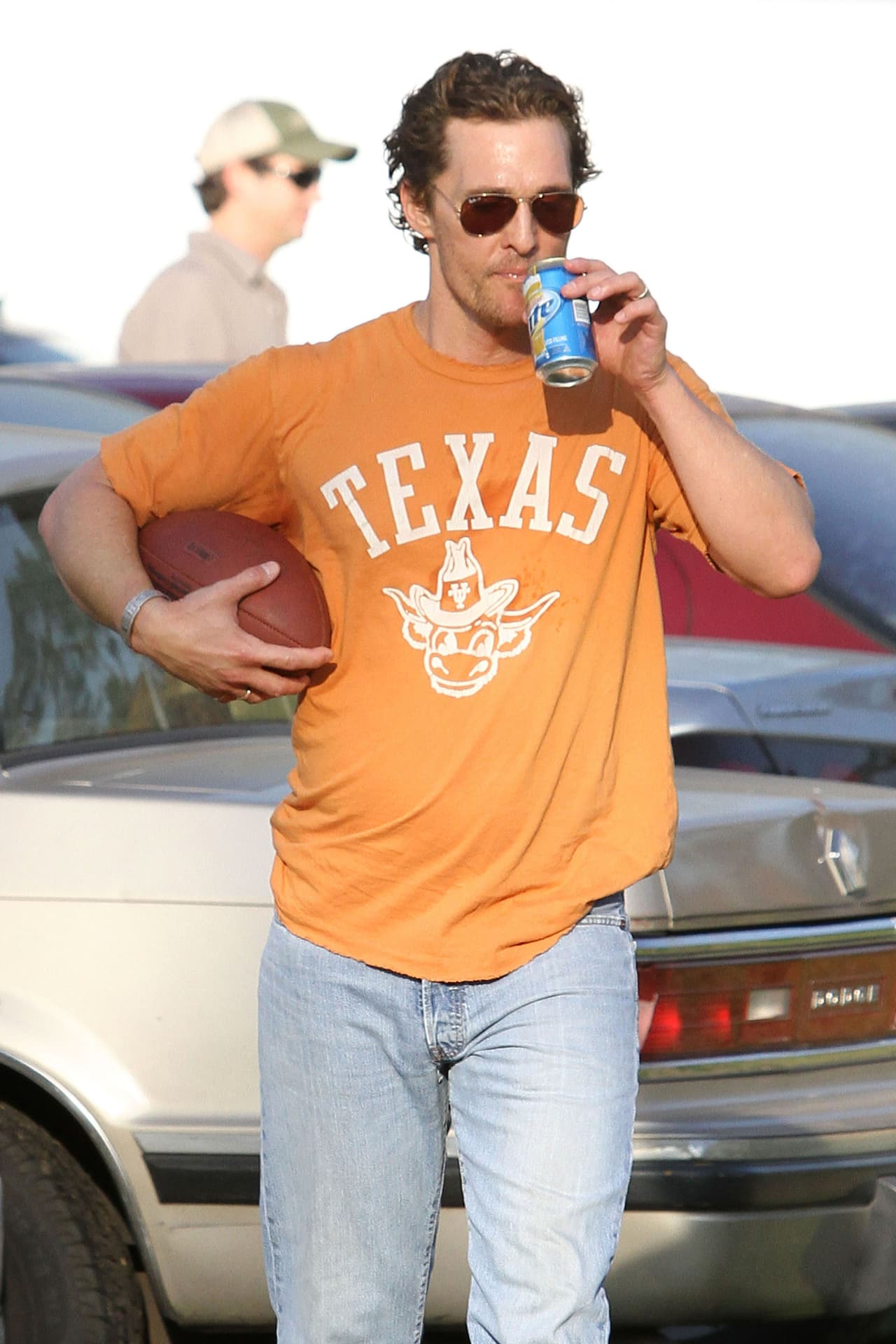 Matthew McConaughey se quita el calor con una cerveza.