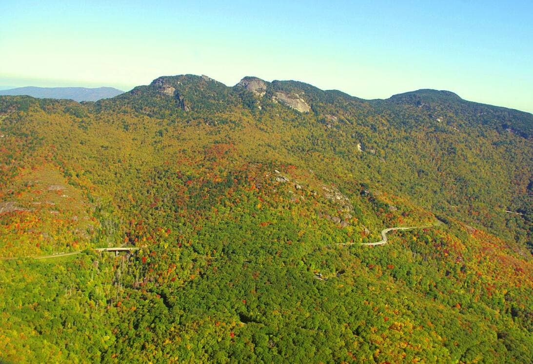 Otra aventura infaltable durante el otoño en Carolina del Norte es un paseo por el 
<b>Blue Ridge Parkway</b>.