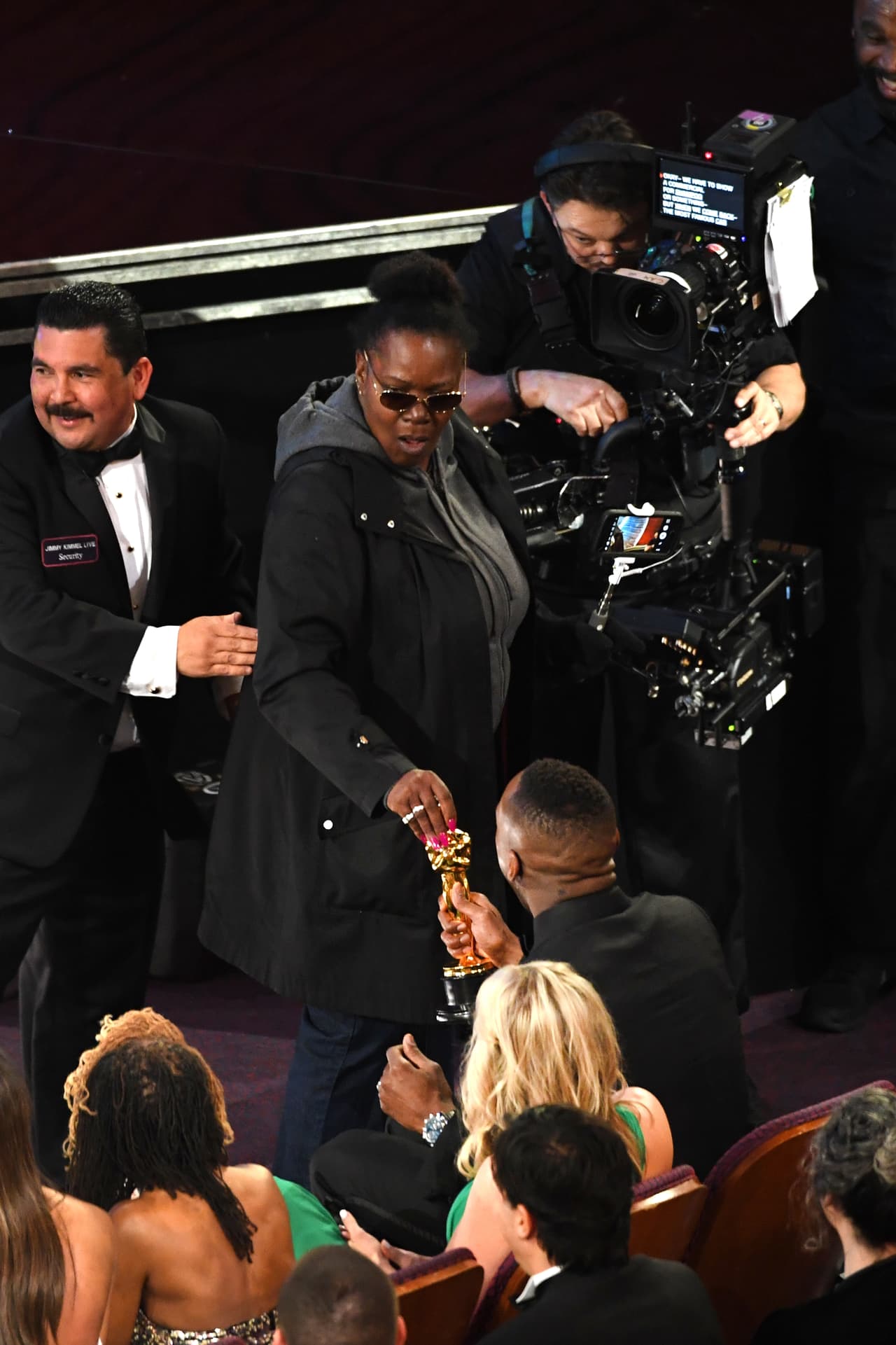 La prometida Vicky tampoco pudo resistirse a tocar el Oscar de Mahershala Ali, Mejor actor de reparto por 'Moonlight'.