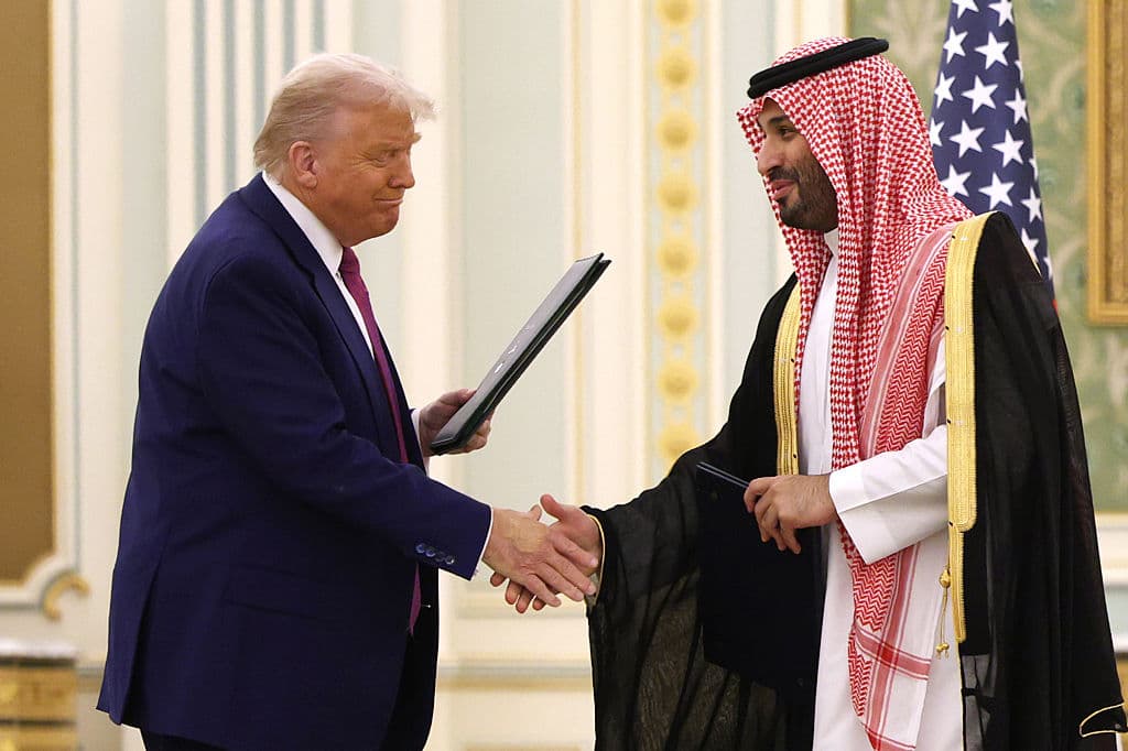El presidente estadounidense Donald Trump y el príncipe heredero saudita Bin Salman durante una ceremonia de firma de acuerdos en la Corte Real saudita este martes. Entre los acuerdos están ventas en defensa por $142,000 millones que involucra a una decena de empresas estadounidenses.