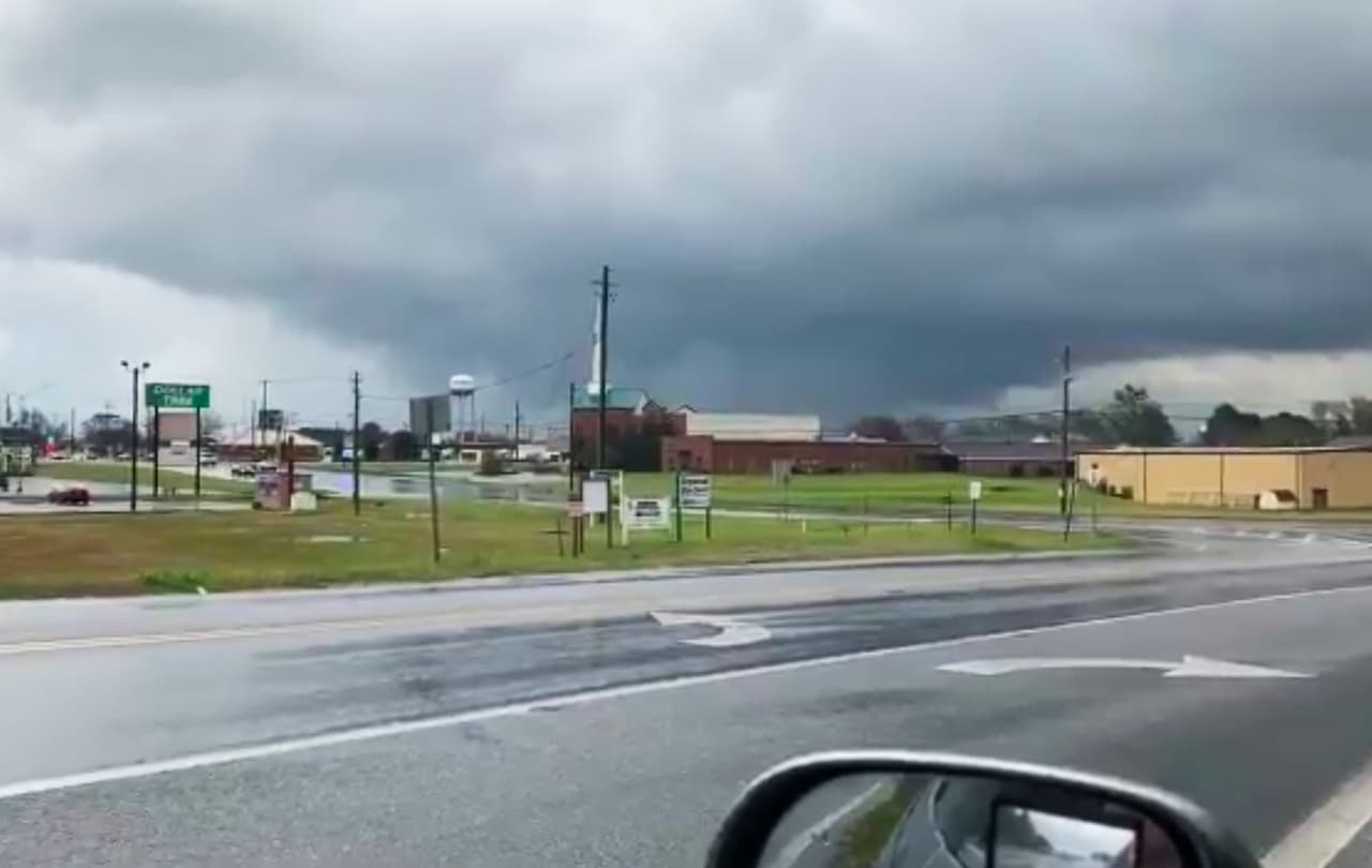 Un tornado en formación en Byron, Georgia, unas 100 millas al este de Opelika, Alabama. Esta ola de tormentas podría se más mortal que el tornado que azotó Moore, Oklahoma, en 2013, y que mató a 24 personas.