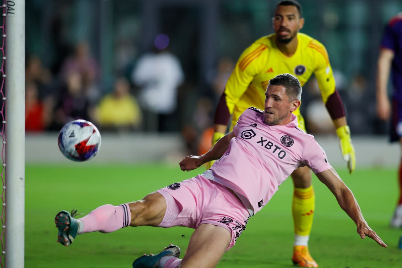 <b>SERGII KRYVSTOV - Defensor</b>
<br>Llegó antes del inicio de la temporada, tras una prolongada carrera de 13 años en el Shakhtar Donetsk de Ucrania. Jugó en 31 ocasiones para la selección de su país, y ha tenido un buen rendimiento en la temporada 2023 de la MLS.