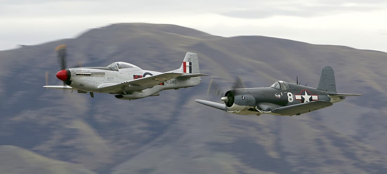 Pero los aviones no serían más que máquinas inherentes sin alguien al mando de los controles. Los mejores pilotos estarán presentes en el show al mando de los aviones de combate más rápidos y capaces. Ya sean modernos o históricos, como el F4U Corsair, cortesía de la Navy Legacy Flight Foundation, trae a los cielos de Sacramento este avión que participó en batallas decisivas en al Pacífico durante la Segunda Guerra Mundial.