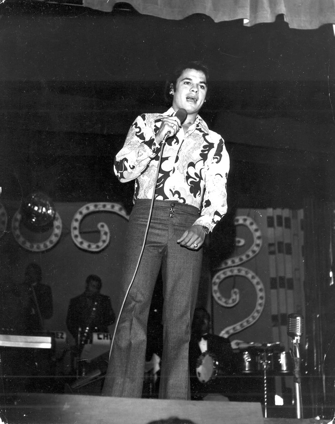 Su primer disco, ya bajo el nombre de Juan Gabriel, se tituló 'El Alma Joven', del cual se desprendió su primer éxito masivo 'No tengo dinero', catapultándolo al éxito hasta el último momento de su vida.