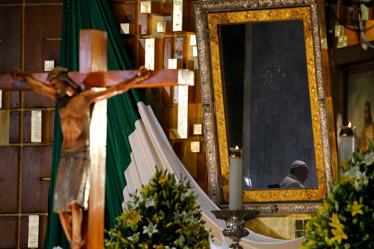 El Papa Francisco de frente con la "Morenita del Tepeyac".