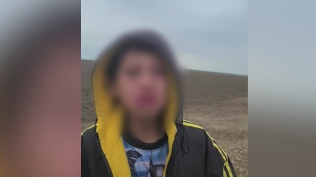 <b>"Me dejaron botado": niño migrante llora por ayuda tras ser abandonado en desierto</b>
<br>
<br>Entre lágrimas, el pequeño suplicó por ayuda para poder encontrar al resto del grupo con los que cruzó la frontera ilegalmente. El menor fue puesto a salvo por un agente de la Patrulla Fronteriza que estaba fuera de servicio. En aquella zona abundan las serpientes cascabel y los animales salvajes.