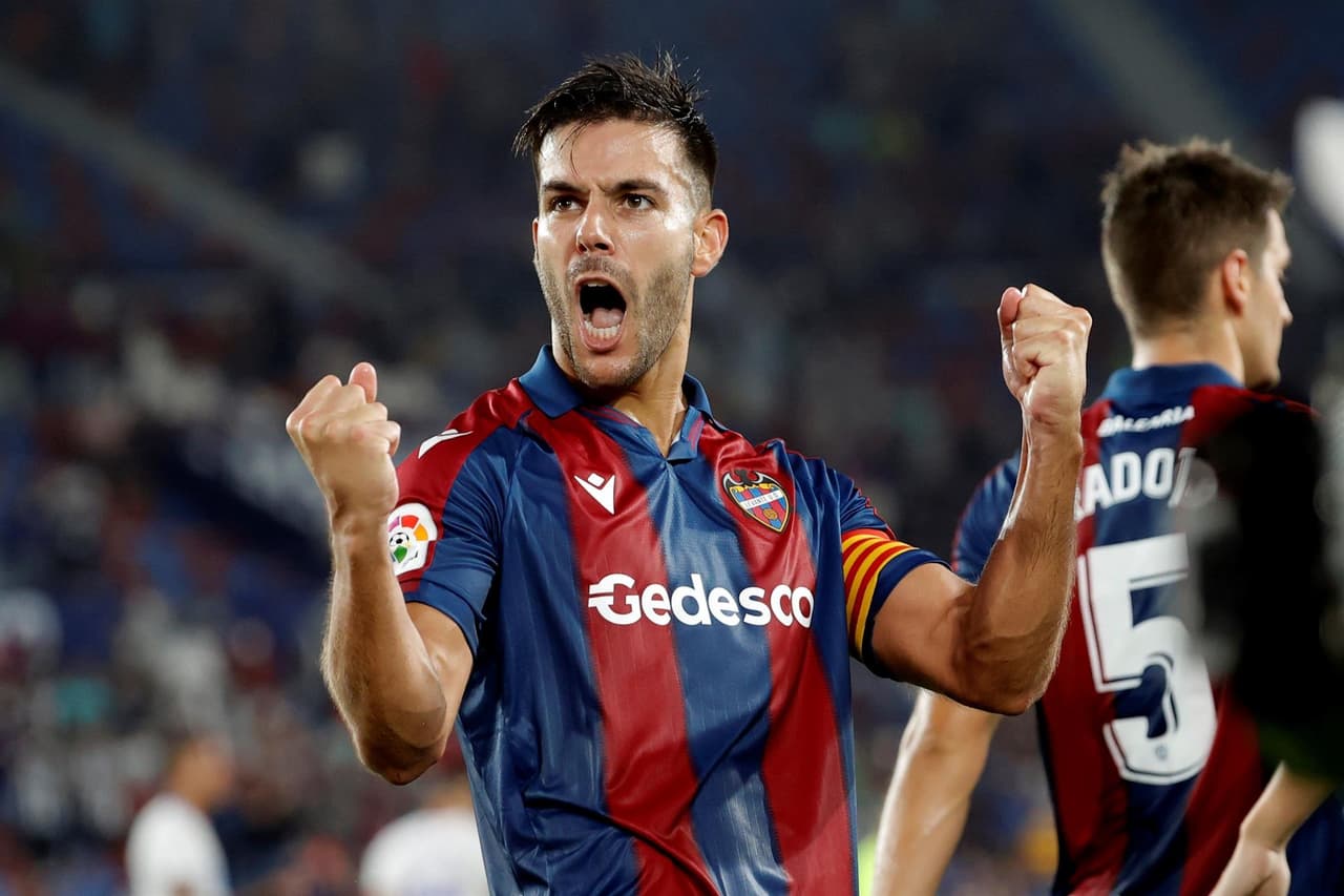 El Real Madrid logra empatar el encuentro 3-3 tras ir perdiendo ante el Levante, durante la segunda Jornada de LaLiga. Roger Marti, José Gomez Campaña y Roberto Suarez Pie fueron autores de los goles de la escuadra de los 'granotes', sin embargo, Bale y el doblete de Vinicius Jr. igualaron marcador y salvaron un punto.