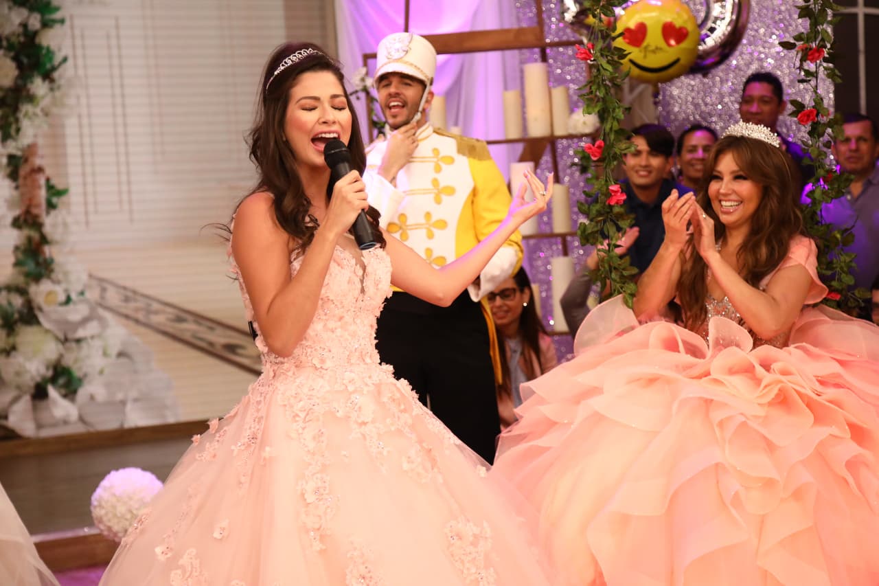 Aunque por poco dejaba sordos a todos, Thalía le aplaudía emocionada.