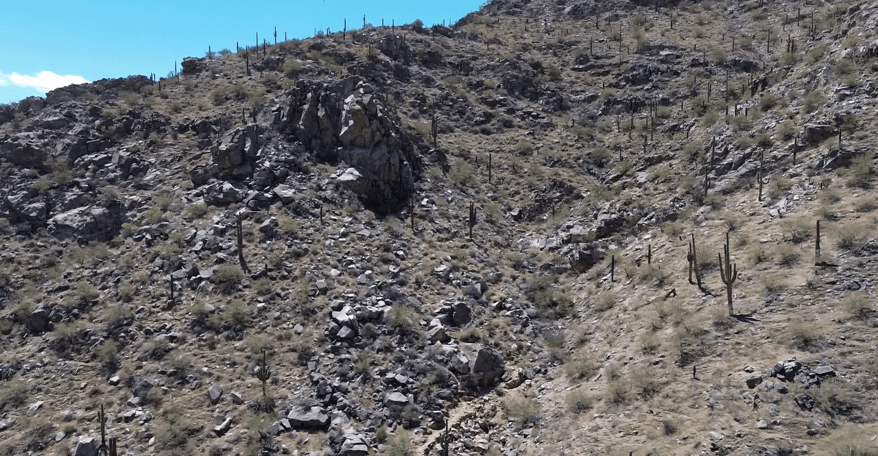 Para poder dar con el lugar, es necesario conocer el sitio, o bien, tener mucha suerte, pues el acceso 
<b>se oculta entre las características del terreno</b>, por lo que no es sencillo localizarlo a simple vista.