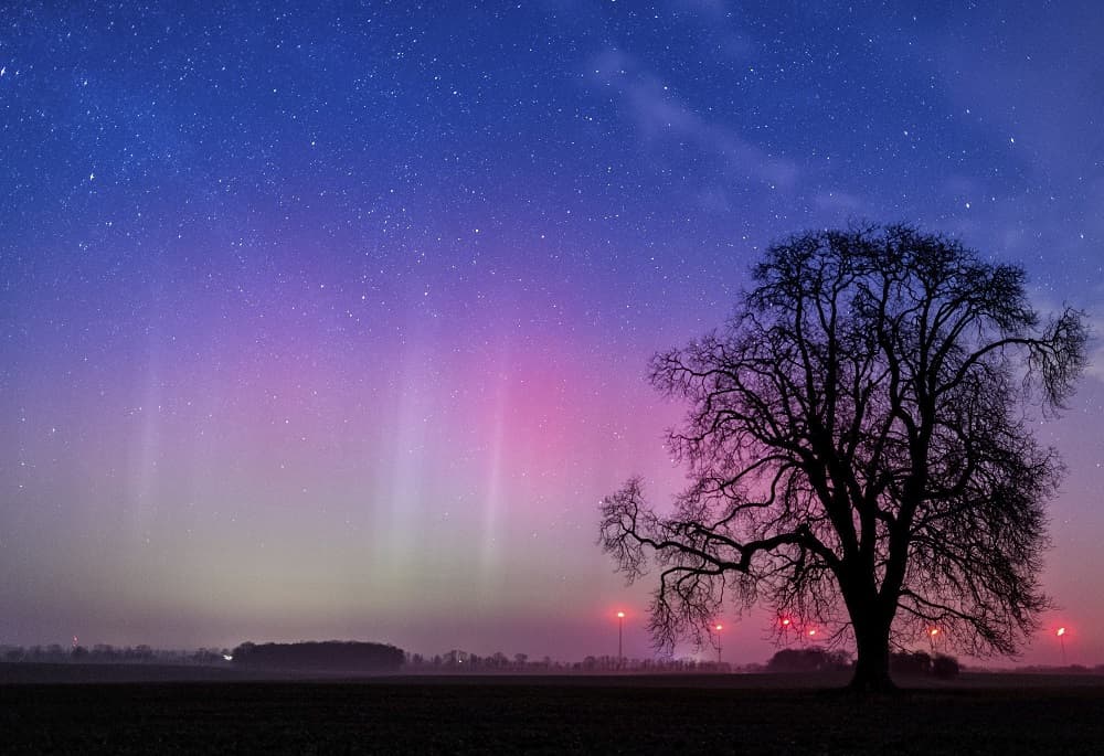 Una fotografía de larga exposición muestra la aurora boreal avistada en el cielo cerca de Lietzen en Brandemburgo (Alemania)