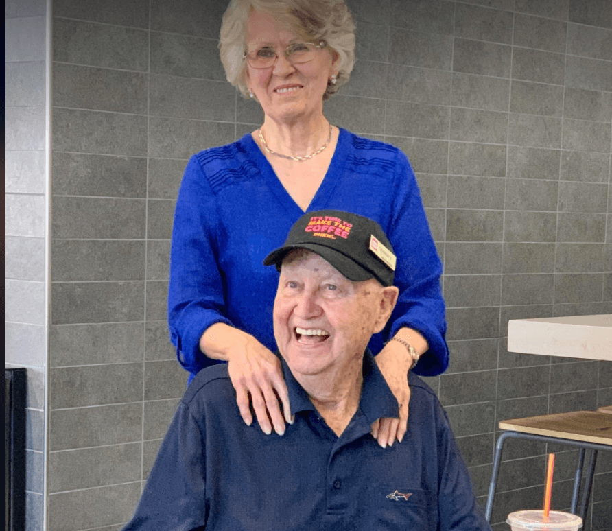 El coronavirus no sólo ha dejado tragedias, también es el responsable de bellas historia de amistad, como la que protagonizan Gilbert –“Gil”- Walker y el personal de Dunkin' Donuts de Concord, a unas 50 millas de 
<a href="https://www.univision.com/temas/sacramento">Sacramento. </a>
<br>