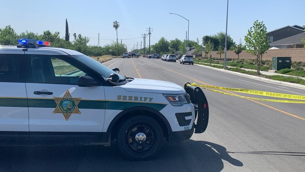 Encuentran a un hombre muerto en un vehículo al oeste de Fresno.