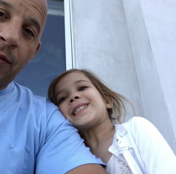 El actor tiene tres hijos, Hania Riley, Vincent Sinclair y Pauline, frutos de su relación con Paloma Jiménez.