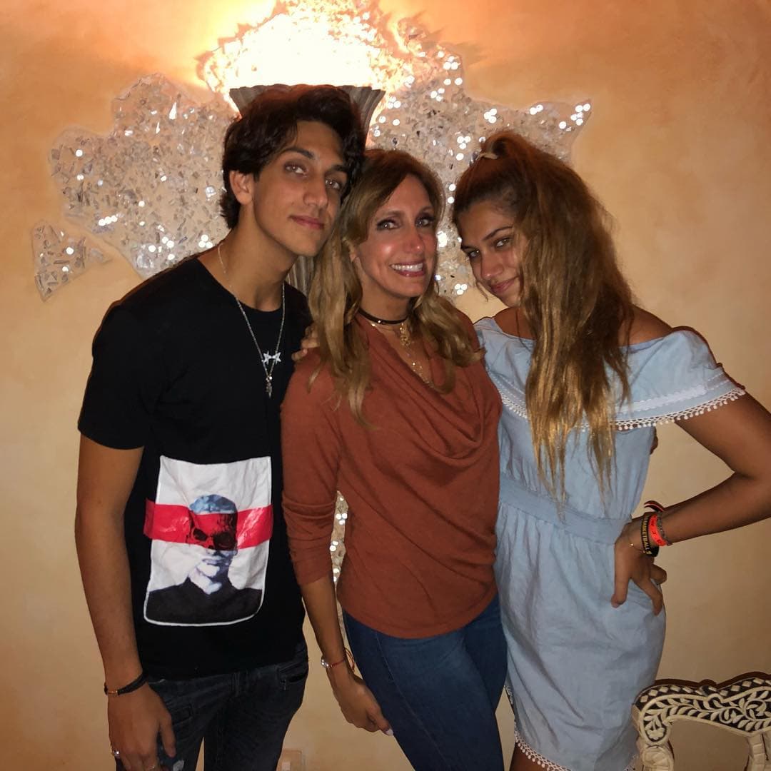 Asimismo, ha publicado fotografías de sus hijos cuando estaban pequeños y celebran fechas importantes.