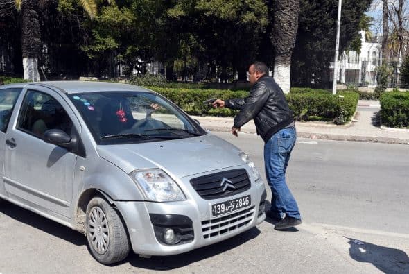 Luego tomaron a varios rehenes y se atrincheraron en una zona ajardinada que comparte muro con el museo.