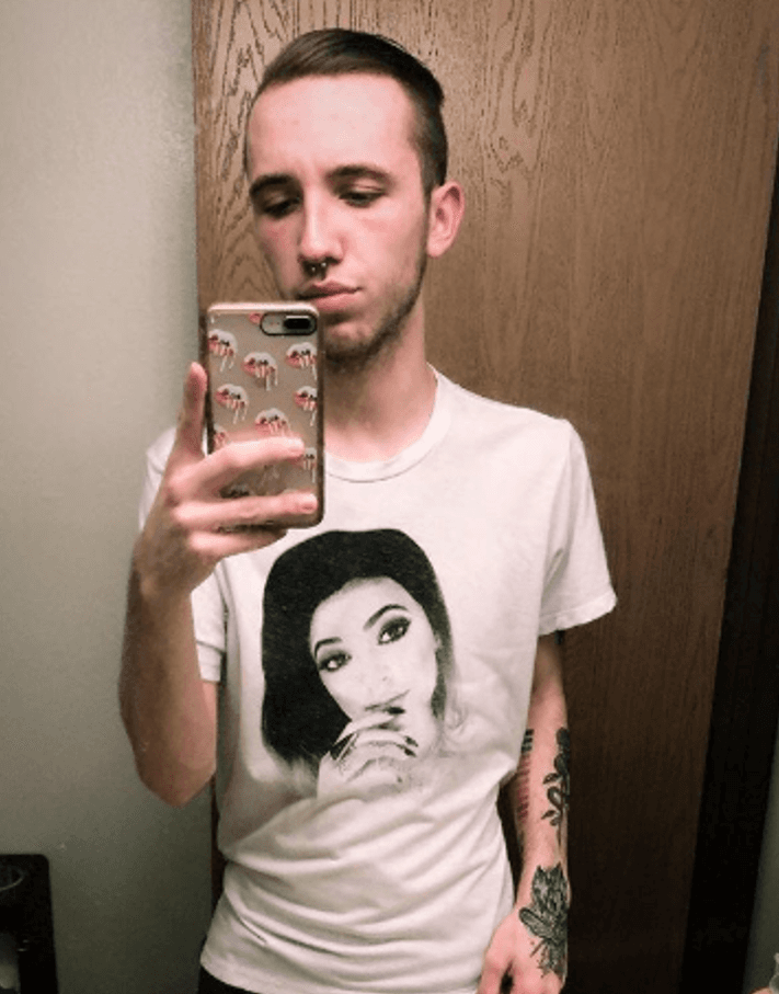 Además cumplió 21 años el 12 de mayo y estaba convencido de que ese sería “el mejor lugar para celebrarlo”, según publicó en su cuenta en 
<b><a href="https://twitter.com/ItsJohnnyCyrus?lang=en">Twitter</a></b>.