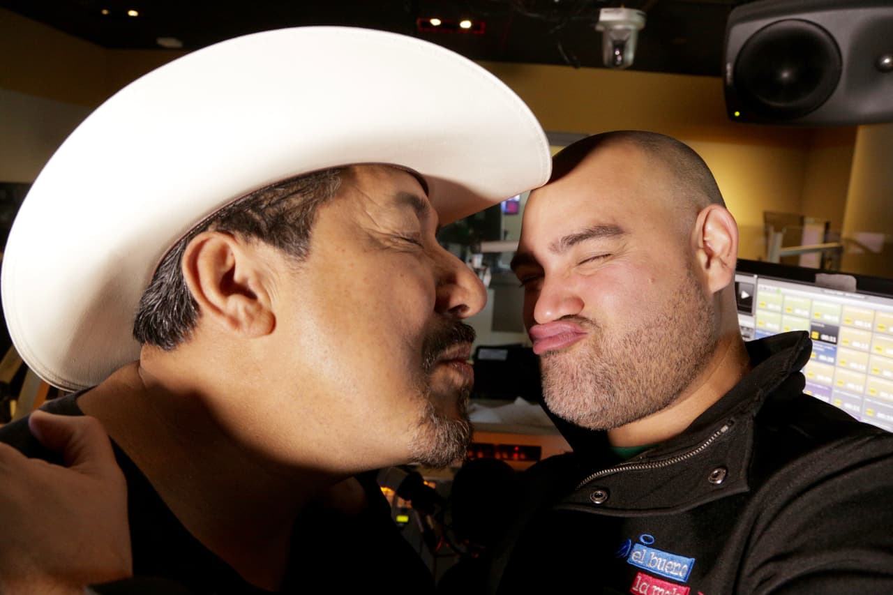 El Pelón y El Feo se unen al movimiento de Marc Anthony y comparten un beso