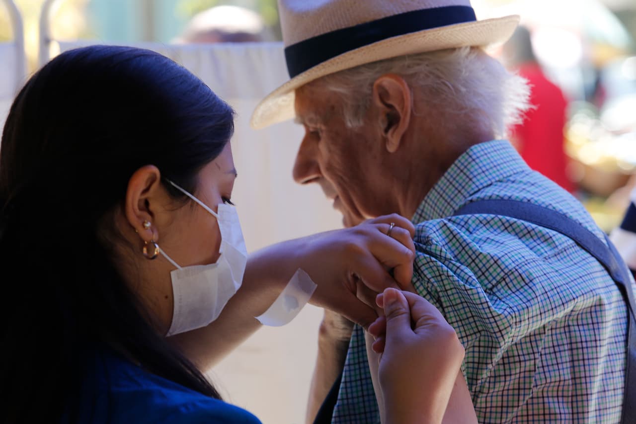 <b>Chile. 15.7</b>
<b>dosis administradas por cada 100 personas. </b>Es el país que está administrando las vacunas más rápido en América Latina. 0.3% de sus casi 20 millones de habitantes ya han recibido las dosis necesarias.
<br>