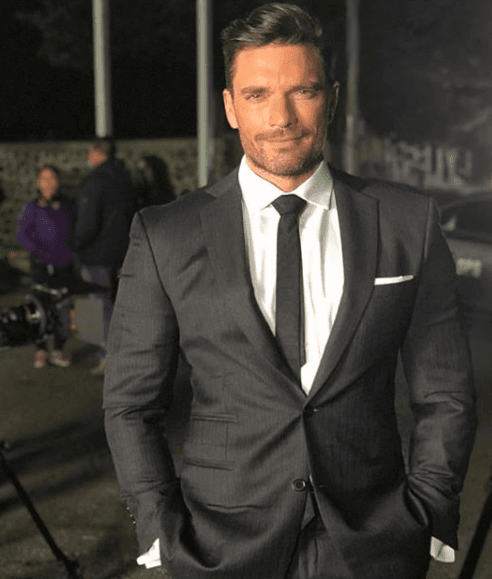 Raúl de Molina tomó con humor la anécdota e incluso, a manera de broma, dijo que en Nueva York lo han confundido también con Julián: "Acá la gente no me reconocía, pensaban que yo era Julián Gil y les decía: ¡no, yo soy Raúl de Molina!".