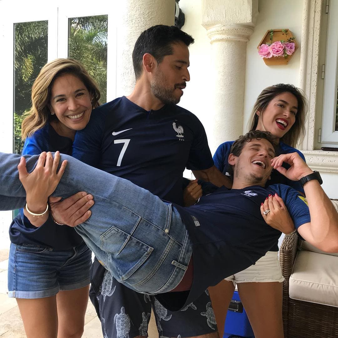 Entre hermanos todo es mejor, Karla se divierte junto a ellos y su cuñado francés.