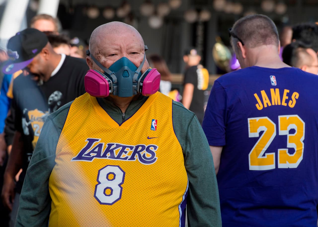 Y la directora del Departamento de Salud del Condado de Los Ángeles, la Dra. Barbara Ferrer, pide el uso de cualquier tipo de protección para boca y nariz, si se debe salir de la casa. Ferrer insistió que las salidas de casa, deben limitarse a verdaderas emergencias durante las semanas críticas en la lucha contra el coronavirus.