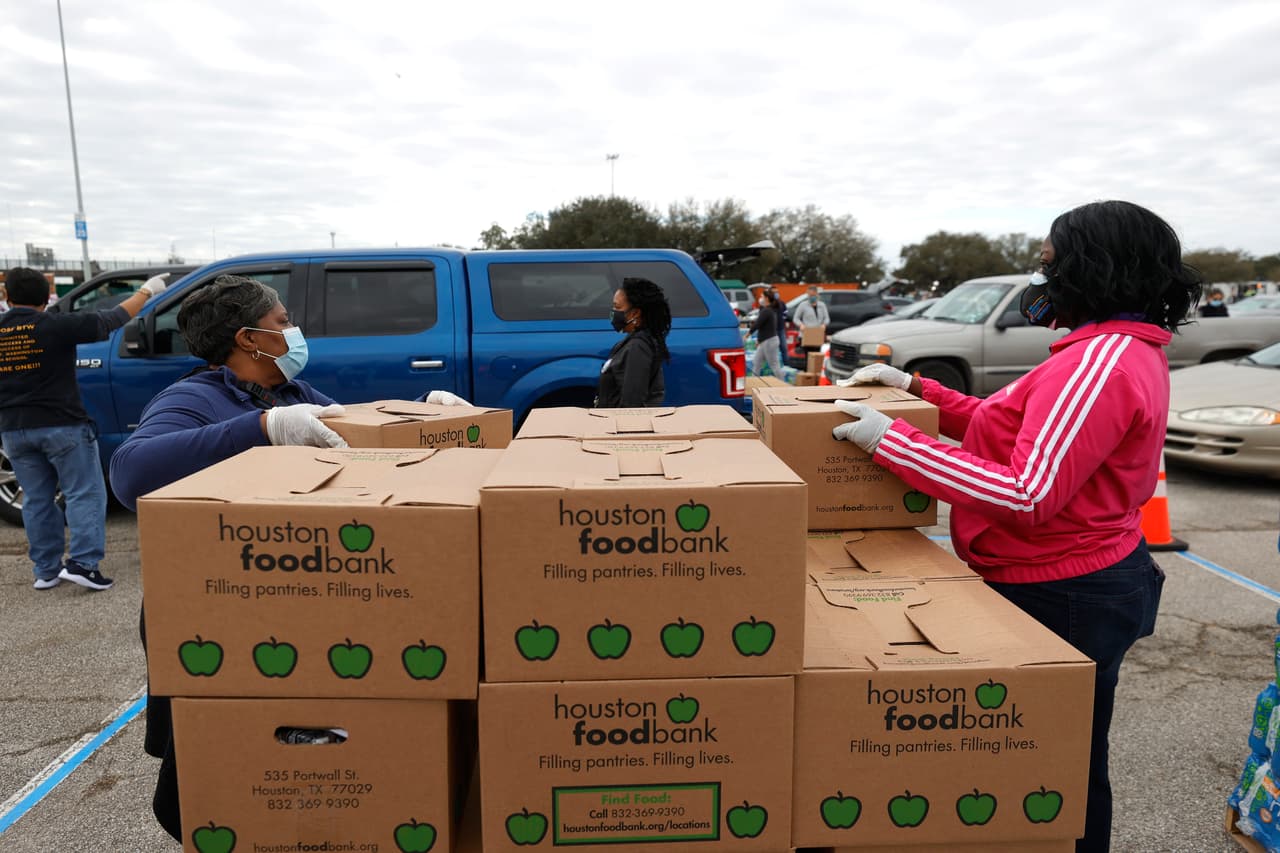 Si tiene dudas sobre los lugares habilitados,
<b><a href="https://www.houstonfoodbank.org/our-programs/senior-box-program/" target="_blank">puede hacer clic acá</a></b>.