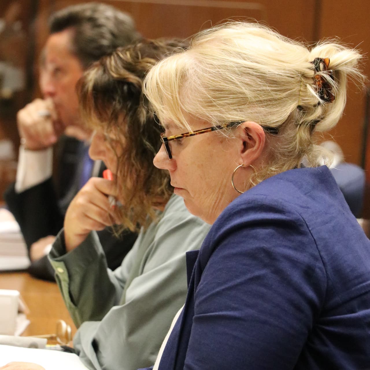 La fiscal Diane Callaghan frente a su colega Patricia Fusco en la corte de Los Ángeles el 2 de mayo de 2022.
<br>