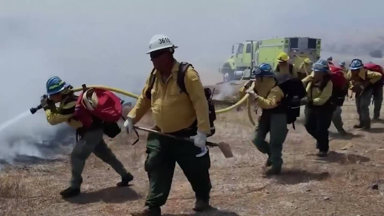 Otros riesgos del incendio Iron: Bomberos habrían estado expuestos a contaminantes como plomo