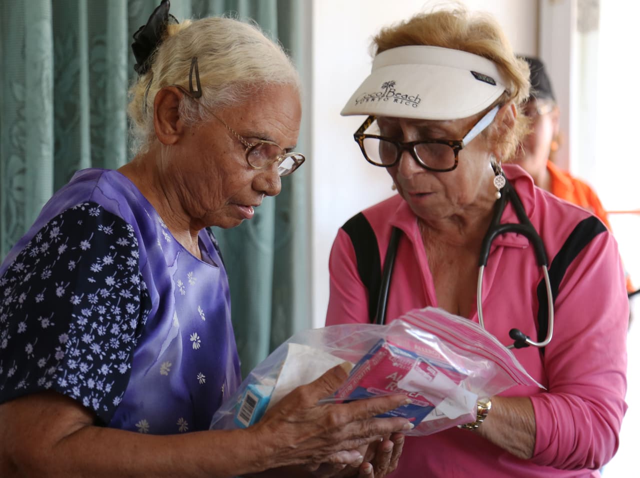 Los médicos voluntarios distribuyen medicinas a pacientes de Humacao.