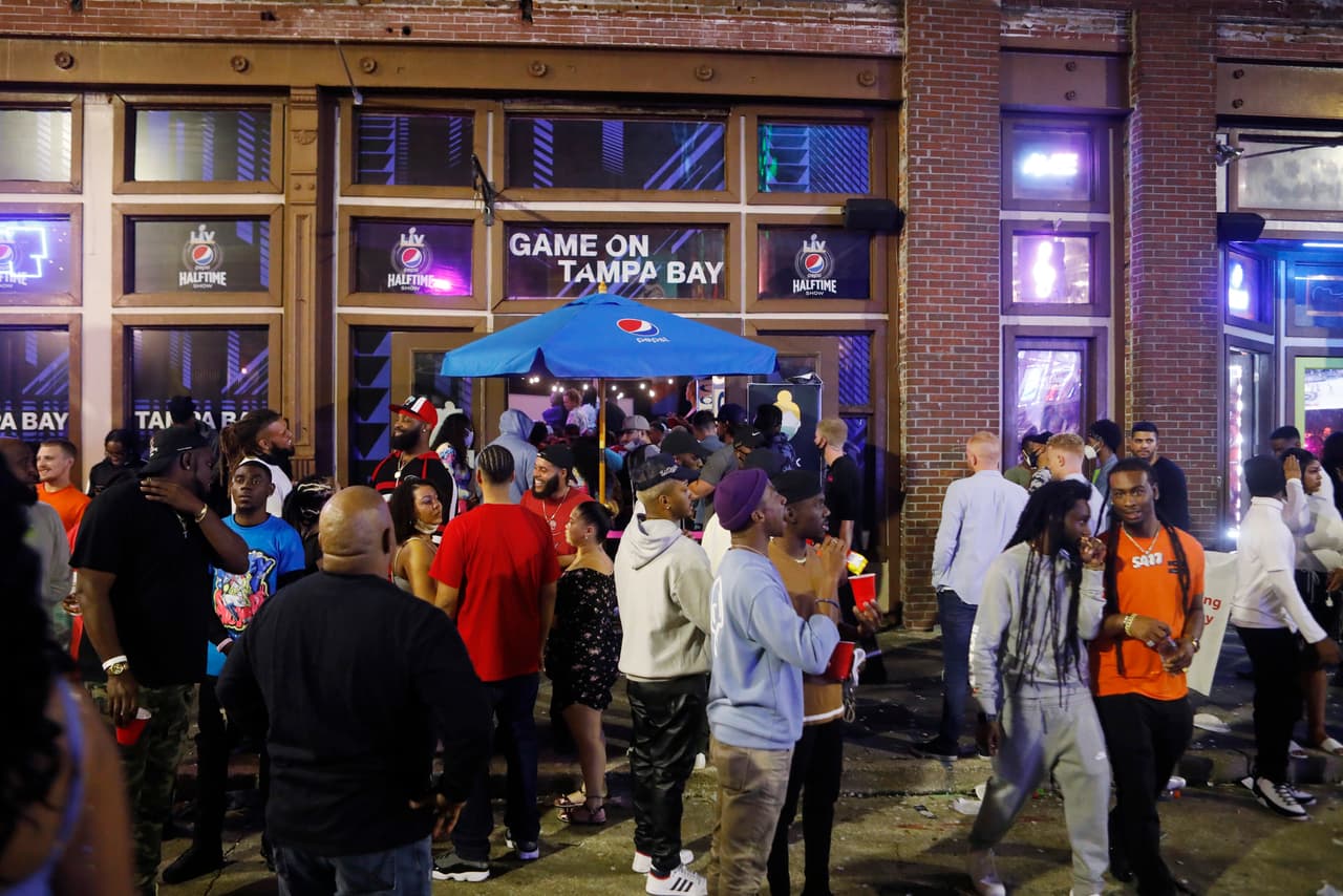 A pesar del coronavirus, miles de fanáticos se aglomeran antes del Super Bowl LV en Tampa
