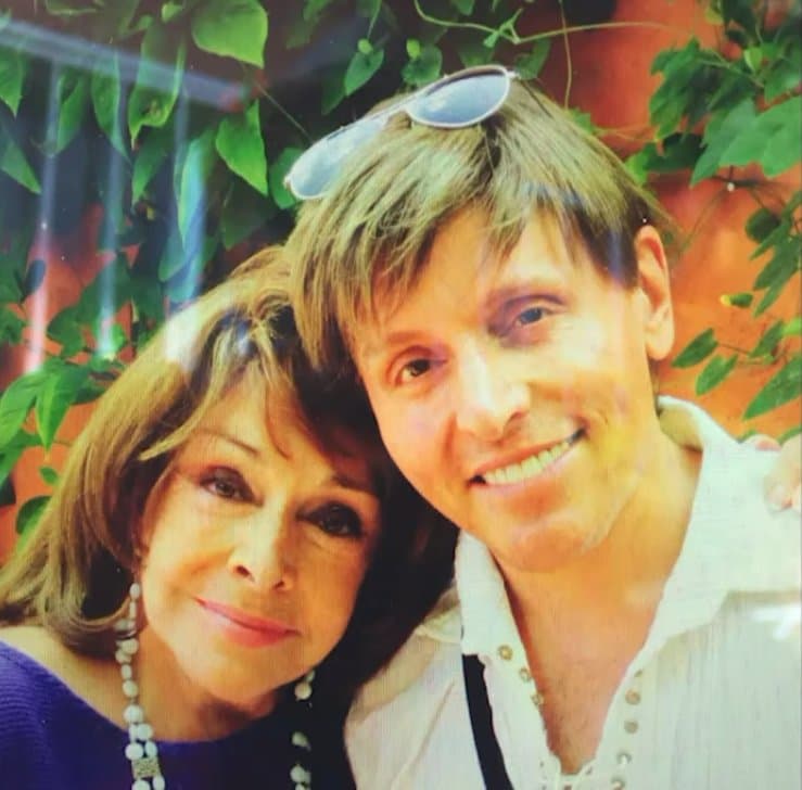 El actor Mario Iván Martínez es su único hijo, él también decidió dedicarse al mundo del espectáculo, pero su pasión es contar historias a los más pequeños.