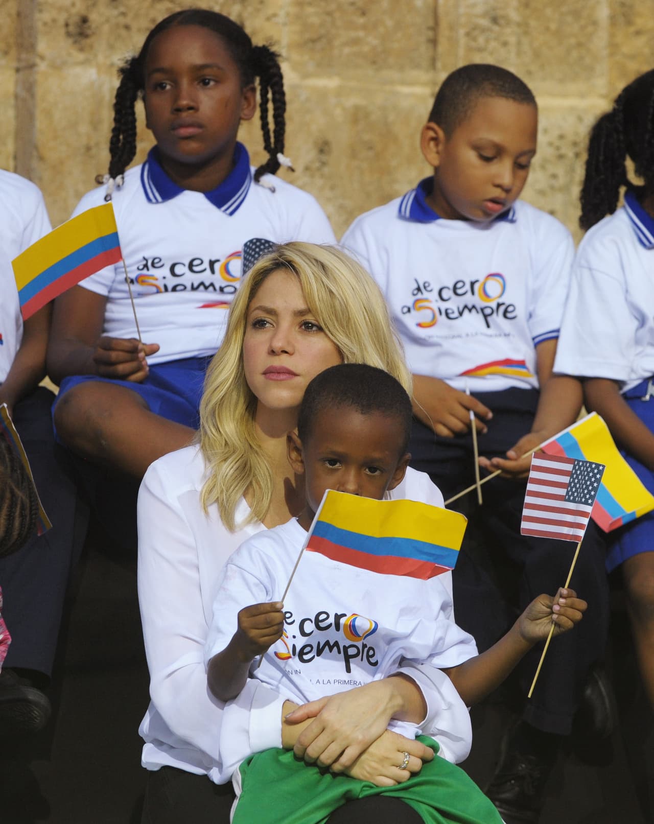 <span class="cms-h3-H3"><b>MUJERES LATINAS</b></span>. Shakira tiene raíces libanesas pero ella nació en la ciudad de Barranquilla, Colombia. Su amor por esta nación la ha llevado a emprender campañas en pro de la niñez de su país.