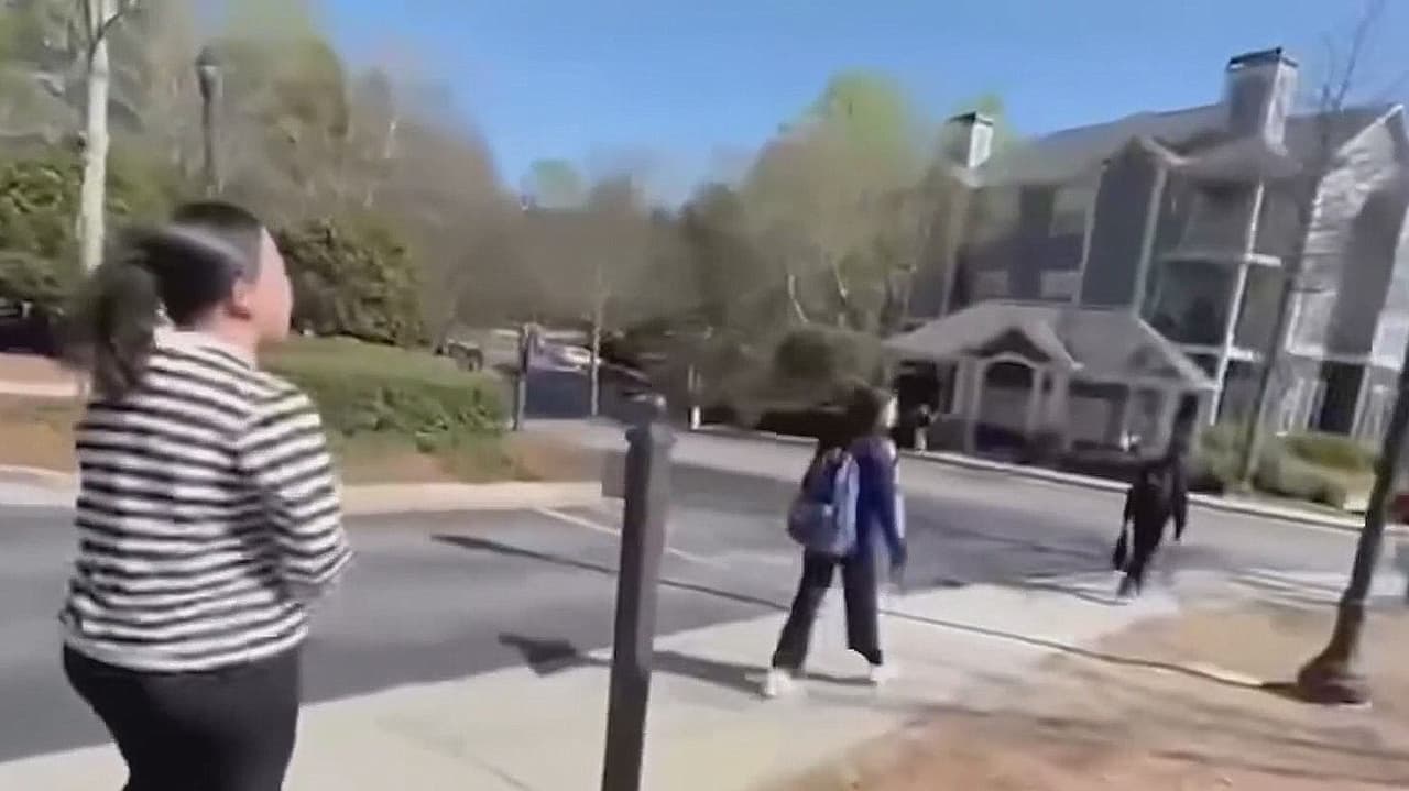 Madre hispana denuncia que su hija fue atacada tras bajar del autobús escolar en Gwinnett