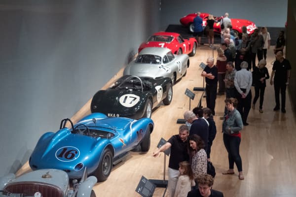 Phoenix Art Museum ha brindado acceso a artes visuales y programas educativos en Arizona durante casi 60 años y es el museo de arte más grande del suroeste de los Estados Unidos. A continuación, la ubicación de este museo: 1625 N. Central Avenue, Phoenix AZ 85004.
<br>