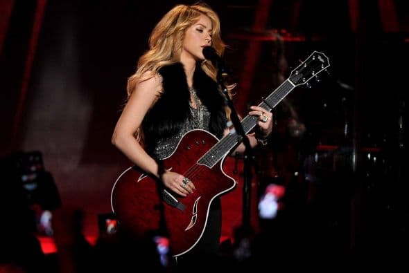 Fresca, hermosa y muy feliz de volver a compartir en vivo y directo con su público, la colombiana se dejó fotografiar por los asistentes en una suerte de cacería del mejor ángulo celular. Aquí te compartimos algunas estampas de la presentación durante 'Target Presents iHeartRadio Album Release Party with Shakira', anoche en Burbank.