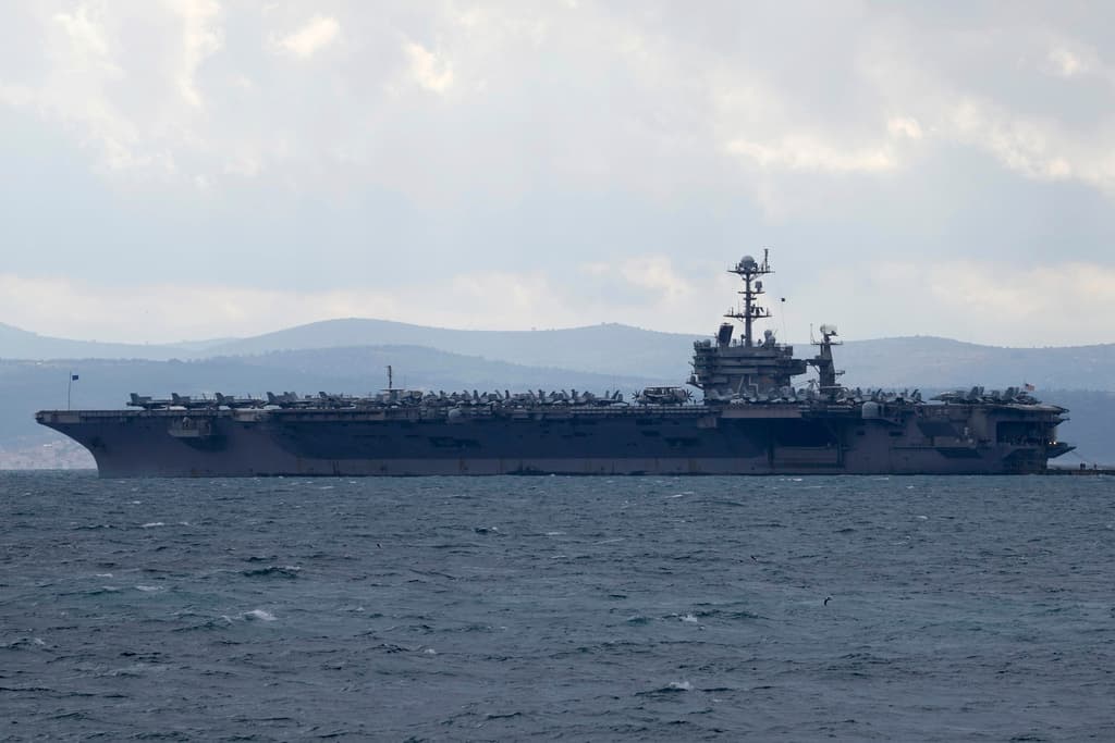 ARCHIVO - El portaaviones USS Harry S. Truman se ve fondeado cerca de Split, Croacia, el 14 de febrero de 2022. (AP foto/Darko Bandic, Archivo)