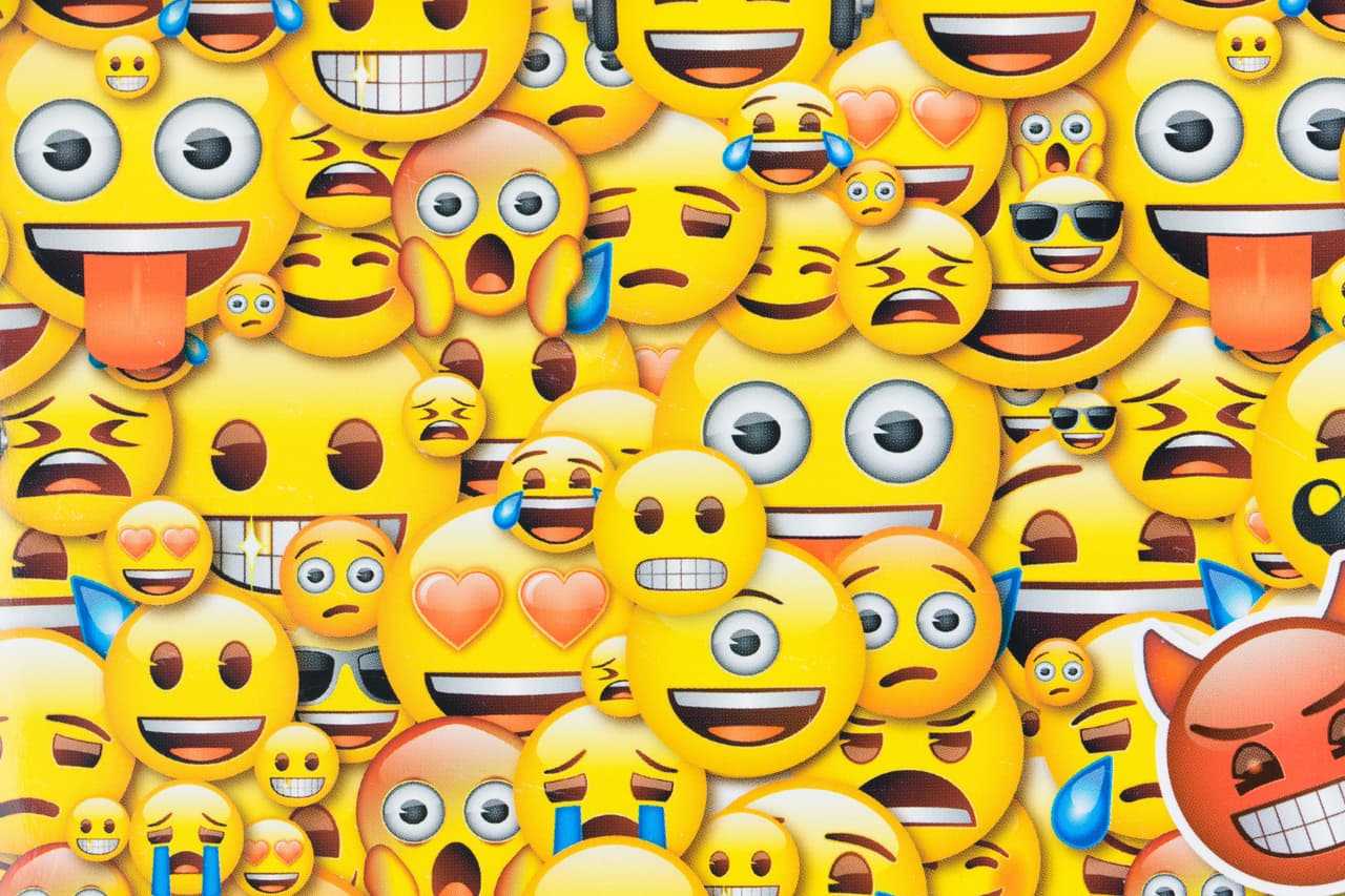 Unos 100 nuevos emojis llegan a los teléfonos celulares.