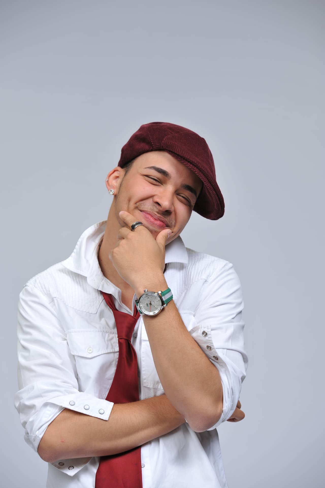 Esa gorrita definió su estilo cuando se lanzó como cantante de manera profesional, pero hay otra cosa que también es como su sello personal, ¿la recuerdas?