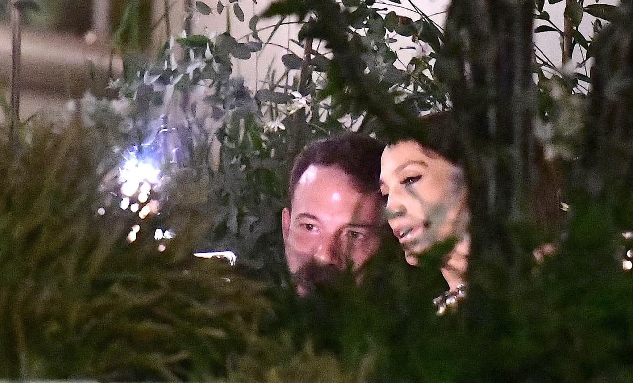 La pareja llegó a París el pasado jueves 21 de julio, luego de su 
<b><a href="https://www.univision.com/famosos/ben-affleck-jennifer-lopez-matrimonio-boda-las-vegas" target="_blank">sorpresiva boda en Las Vegas</a></b> el sábado 16. 
<br>