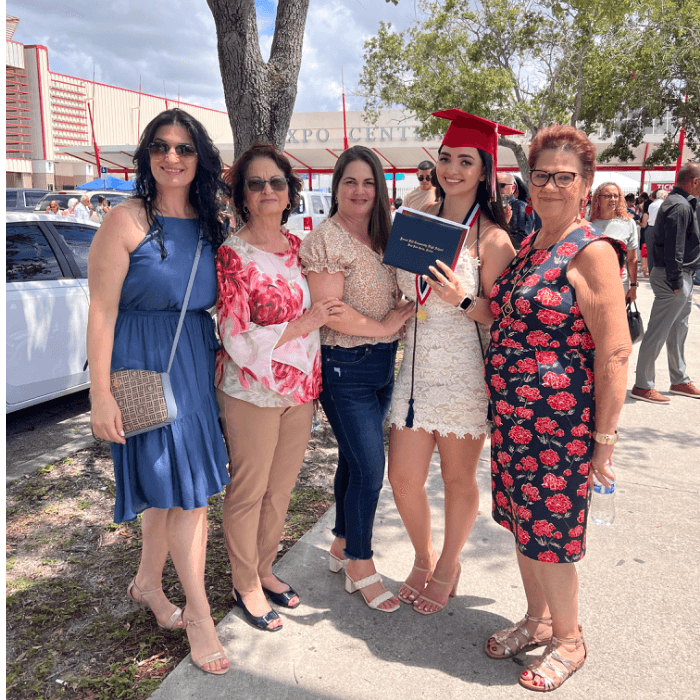 Frances Castillo celebra a su “mamá y las mejores tías del mundo, acompañándome en el primer logro de mi vida”.