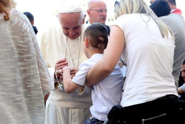 El 19 de junio pasado, un sol de verano hirviendo llevó temperaturas altas pero a pesar de ello la plaza de San Pedro estuvo llena de niños discapacitados.
