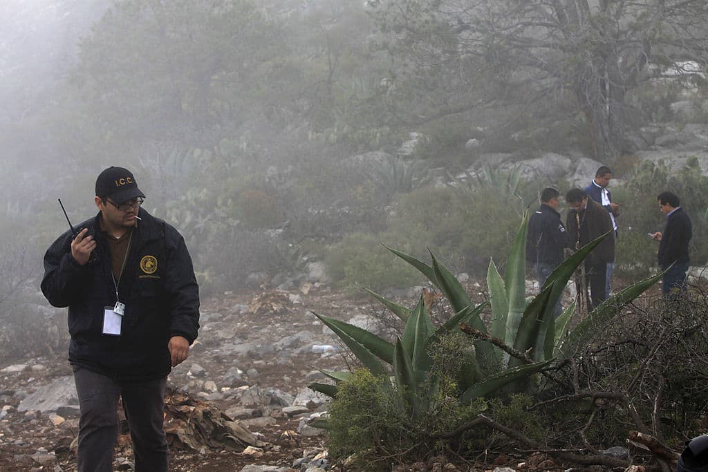 Personal forense busca evidencia en la zona donde se estrelló el Learjet de la cantante mexicano-estadounidense Jenni Rivera, el 10 de diciembre de 2012, cerca de Iturbide, México.