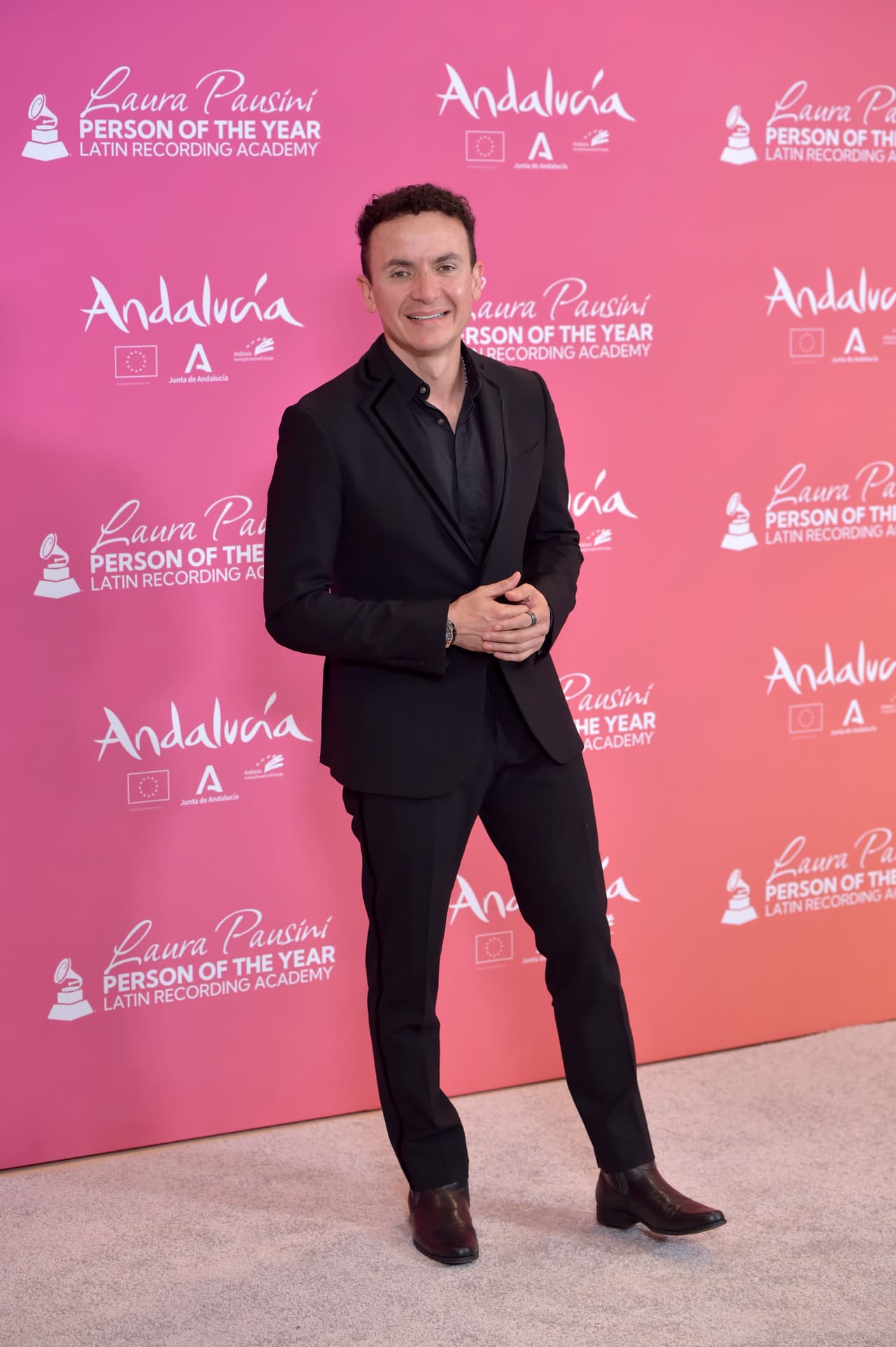 Fonseca, quien está nominado a Grabación del Año en esta 24a. Entrega Anual del Latin GRAMMY, asistío al FIBES (Palacio de Congresos y Exposiciones de Sevilla) en donde Laura Pausini recibió el codiciado reconocimiento.