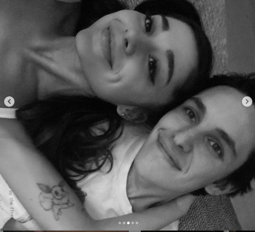 "No podrían estar más felices,
<b><a href="https://people.com/music/ariana-grande-engaged-dalton-gomez/" target="_blank"> están tan emocionados</a></b>. Este es un momento feliz para ellos, sus padres están emocionados", dijo una fuente a People.
<br>