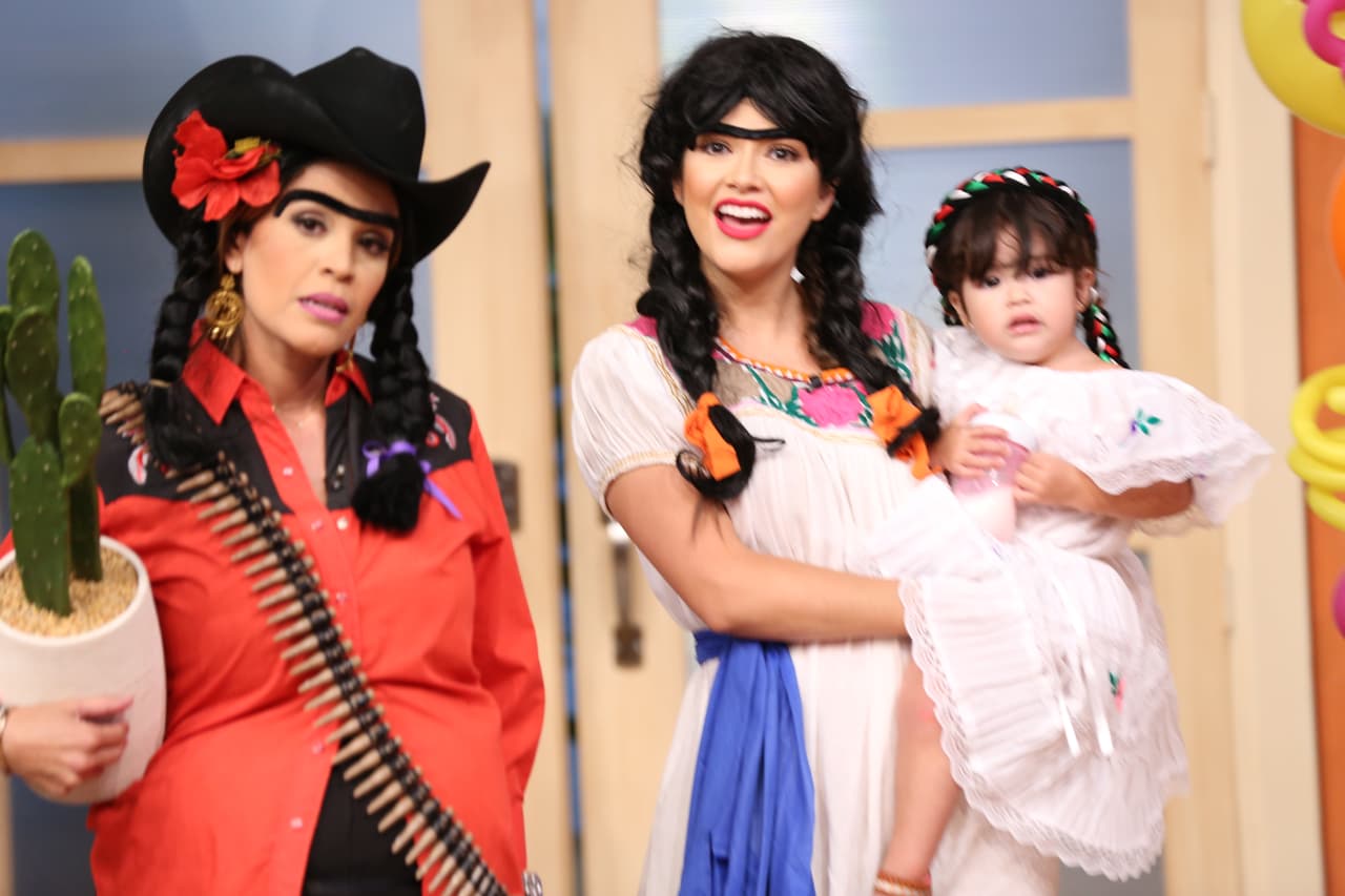 Chona y su hija Hermenegilda (Ana Patricia) nos hicieron reír mucho con su sketch para buscar al papá de la pequeña Chonita (Giulietta).